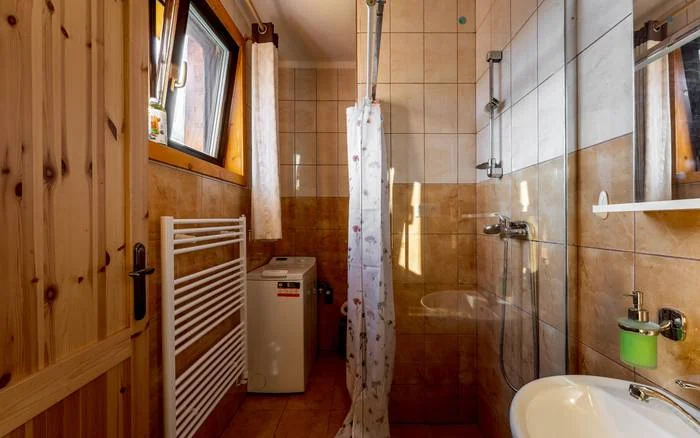 Kúpeľňa so sprchovacím kútom