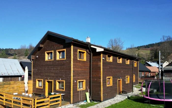 Slnečný pohľad na Chatu Havka